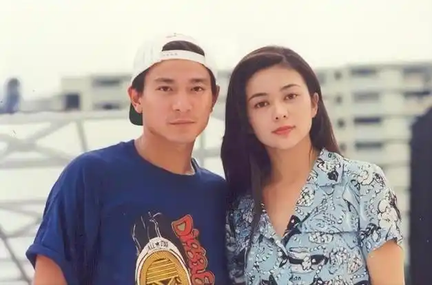 刘德华举办艺术展和关之琳时隔多年再同框!俩人年过60岁魅力不减