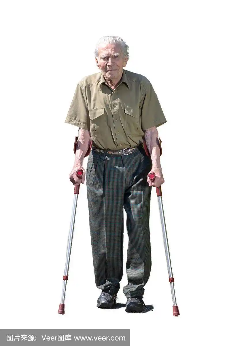 一位拄着拐杖走路的退休老人