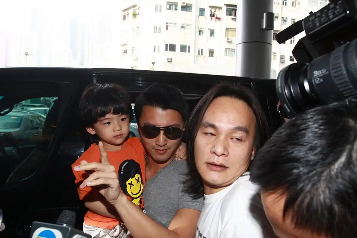 知名艺人谢霆锋的长子谢振轩最近陷入了一起涉嫌公开恋情的舆论风波.