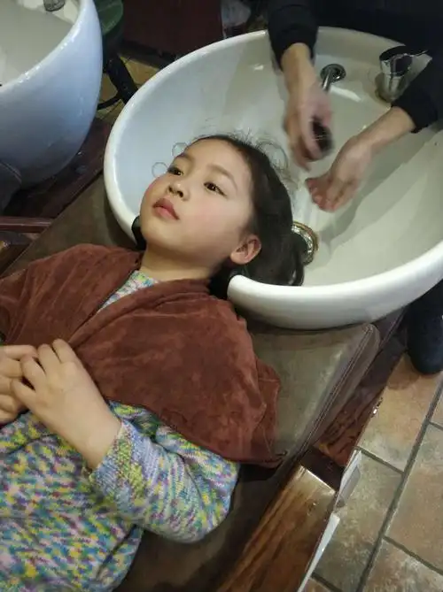 第一次理发店洗头,其实很舒服^o