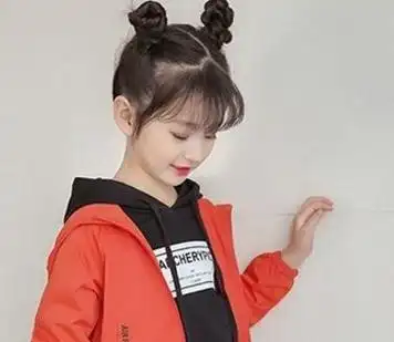 相比较一个丸子头的大气简约,两个丸子头就可爱多了,像图示这位小姑娘