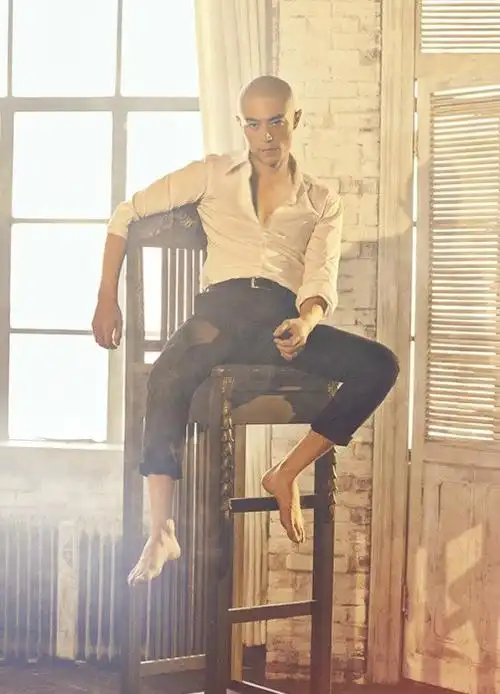 男士》12月号封面上,他顶著光头展现超高颜值,内页照片中,他打赤脚