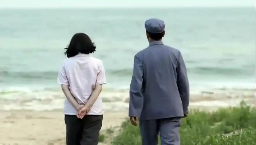 父母爱情:德福和安杰海边散步,俩人嬉戏打闹,太幸福了