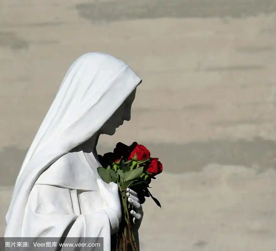 圣母玛利亚捧着玫瑰