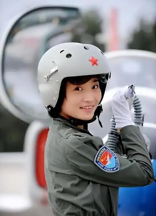 余旭是中国首位歼-10战斗机女飞行员,她在执行一次飞行任务时,不幸