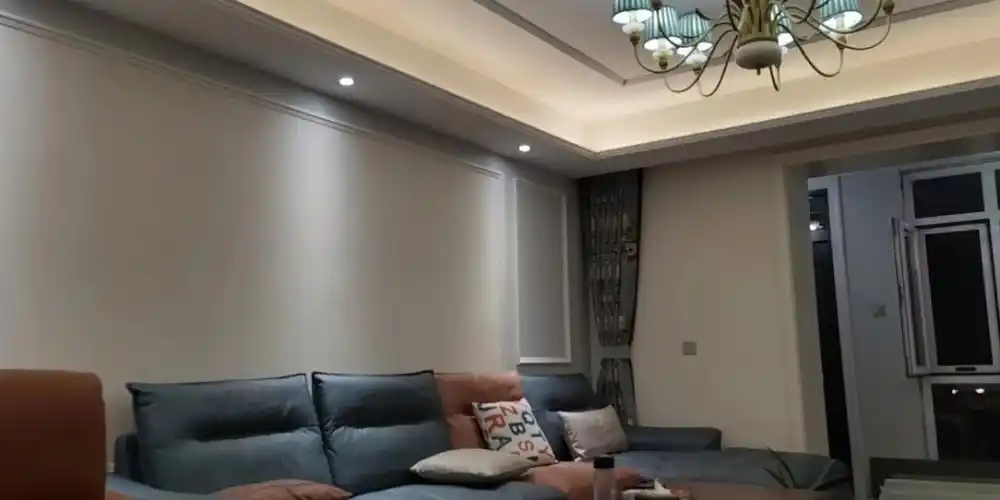 餐厅也有个小背景墙,银币色,配睡莲的画.等待效果