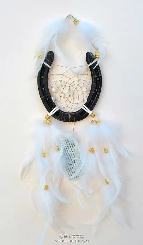 马蹄铁捕梦网,马蹄铁是吉祥的象征,白色羽毛纯洁飘逸!