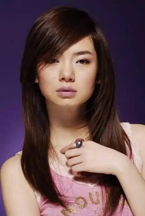 然而以前她是长这样的   不难看出,戚薇的脸型有个致命的缺陷——下巴