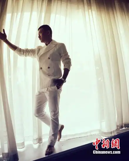 聂远半裸写真秀硬汉气质 演绎双生冷酷优雅(组图)(6)