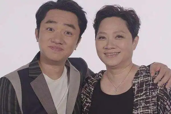 明星与父母合照,肖战妈妈好可爱,最后一张也太像了吧