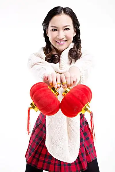 青年女子手拿灯笼