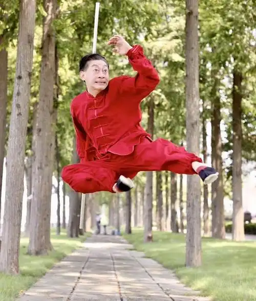 美猴王为大家表演招牌动作,身姿矫健再舞金箍棒,这才是一代经典