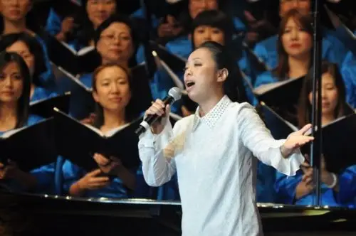 黄绮珊今年特别的生日礼物:丈夫2014"天歌"见证会上现场信主