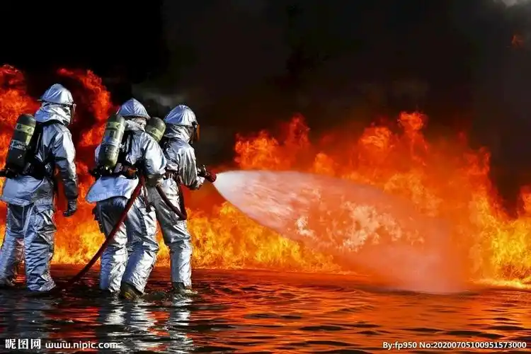消防队员团队灭火图片