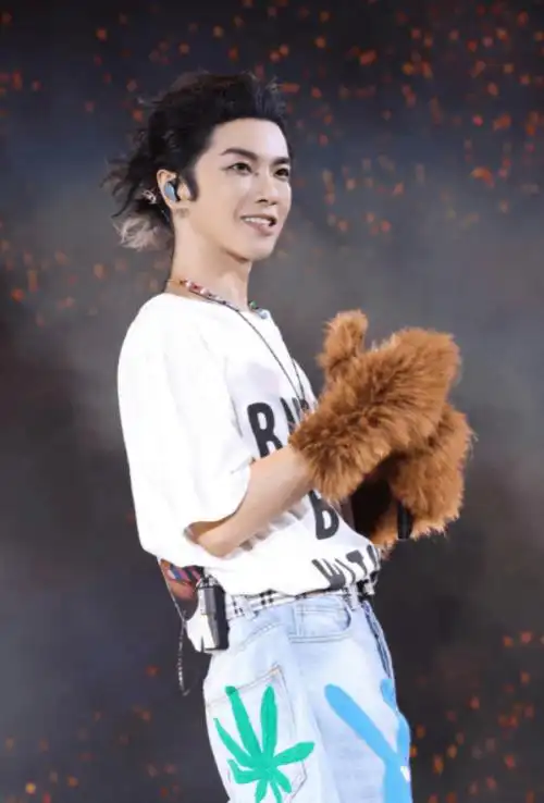 华晨宇,自从他在2013年的《快乐男声》中一鸣惊人夺冠后,就被冠以"