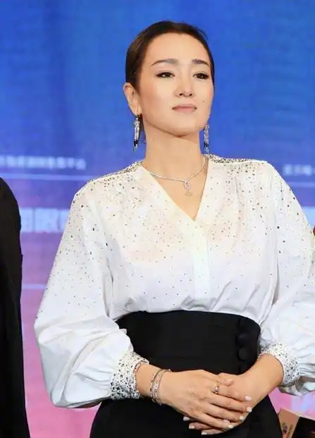 当看到巩俐穿上白衬衫终于明白什么才是真正的高级气质