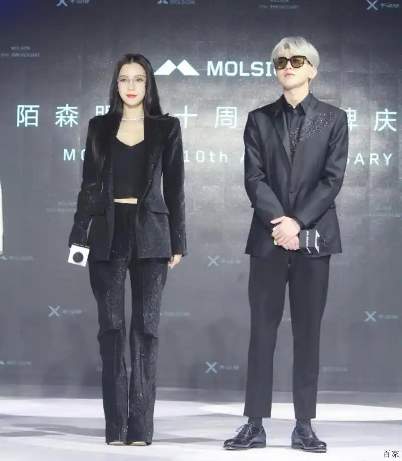 angelababy蔡徐坤惊喜同框!西装配眼镜豪门姐弟太惊艳!