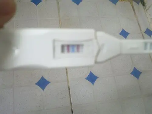 请问这验孕棒是什么情况啊 怎么有三条杠?谢谢