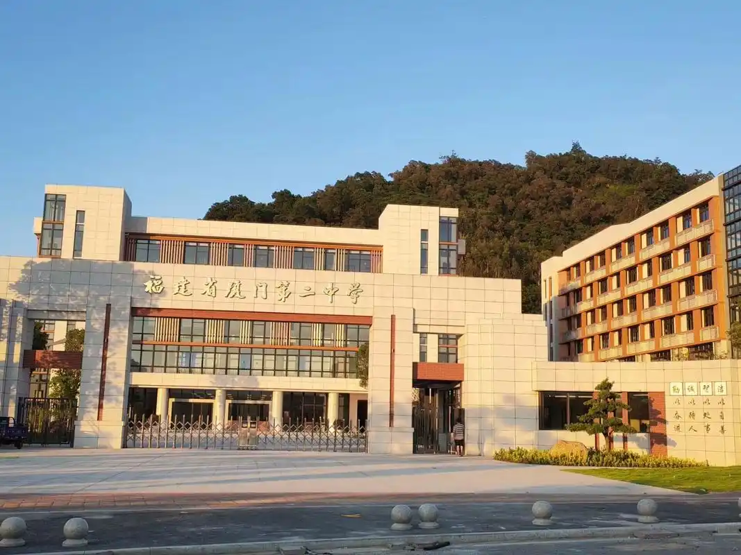 厦门二中集美校区 第一届学姐 欢迎提问!