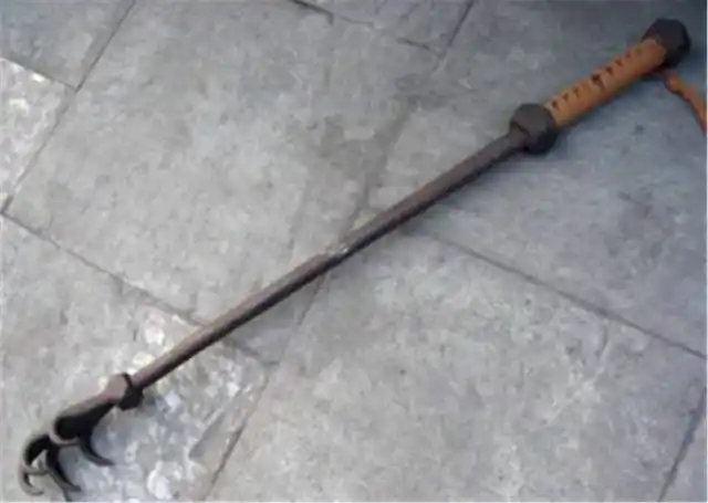 镗,长兵器中的一种,评书中所说的凤翅镗就指这类东西