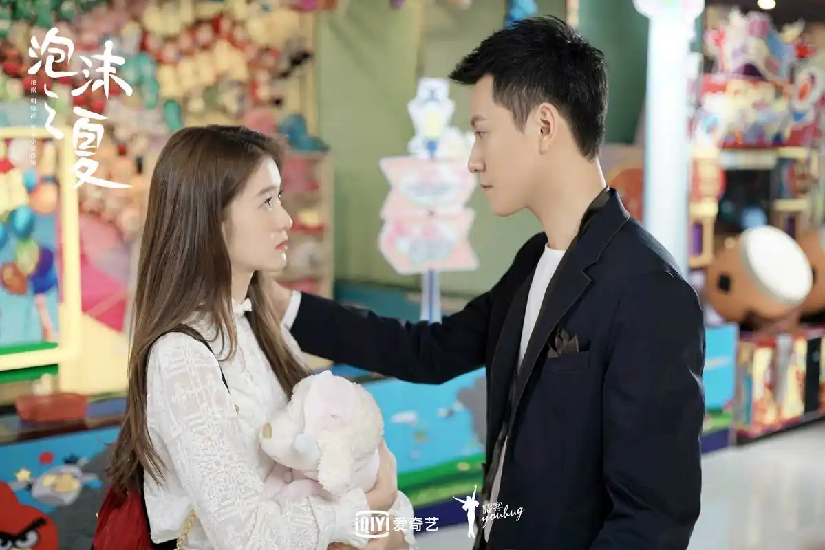 梦幻柔光下的青春与残酷