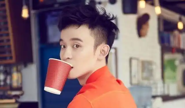 林峰,父亲林华国是厦门某地产公司的董事长n网友"他的声音也很好听","