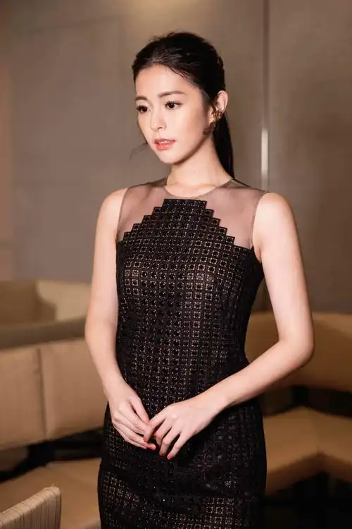 任容萱曝全新写真一袭黑色长裙大秀美腿