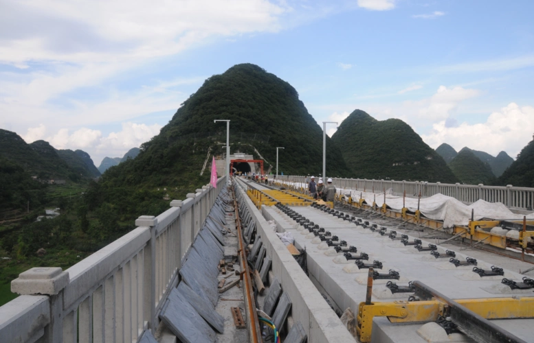 如今大独山隧道只剩下最后的一公里,建设者们正向最后的胜利冲刺.