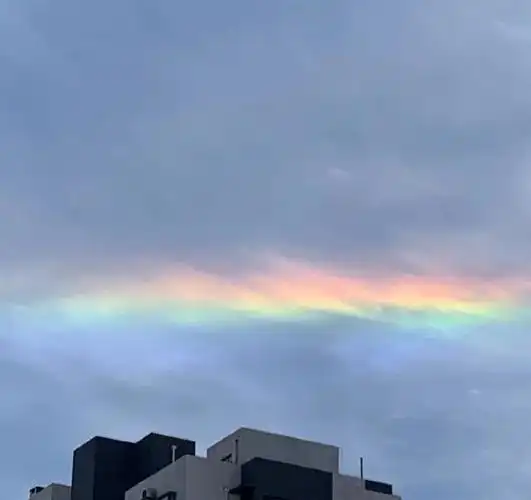 会在一个万众瞩目的情况下出现身披金甲圣衣脚踏七色云彩来娶我……"