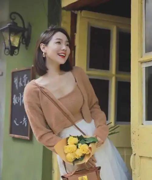 微胖女生怎么穿才好看西服外套搭配t恤和黑色短裤显高又显瘦