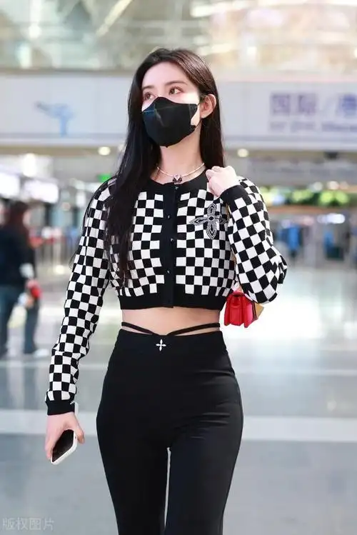 孟子义身着棋盘格露脐衫搭牛仔裤苗条好身材尽显无疑