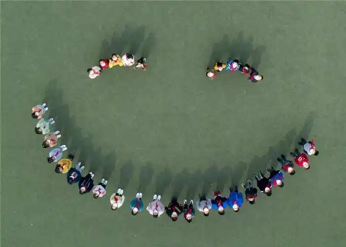 5月8日,江苏省泰州市大冯中心小学学生在操场上拼出笑脸图案(无人机