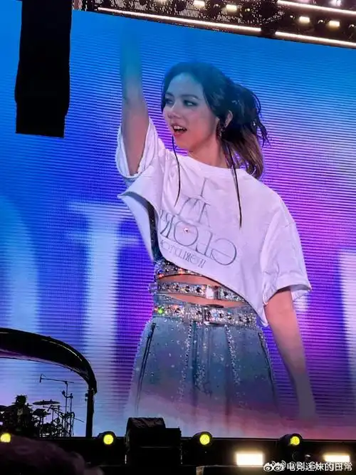 blgknight 晒照看邓紫棋演唱会:时针一直倒数着～  #2024lpl夏季赛