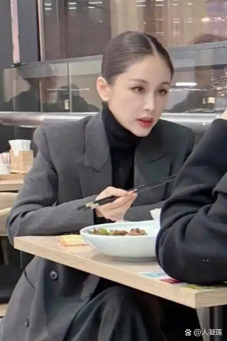 王子文,1987年出生于成都