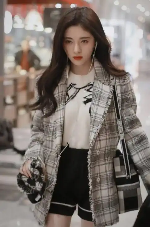 冬季穿搭还得看鞠婧祎,穿的少但不能,超高回头率!