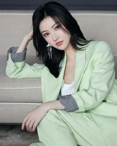 /p> p>2006年,景甜发行了个人首张音乐ep《 a target="_blank" href=