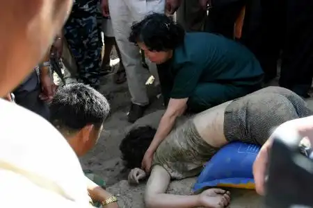 一名被打捞上岸的女子经120急救人员全力抢救无效死亡