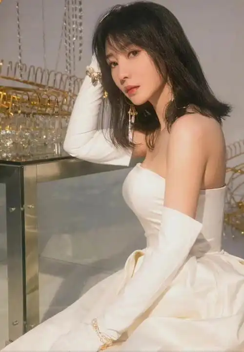 柳岩婚纱造型太美了,穿着白色婚纱洋气典雅,美得让人移不开眼