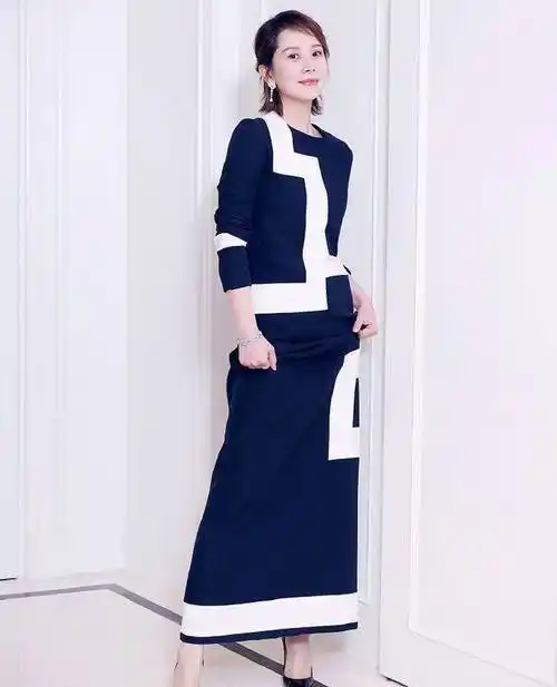 原创原创42岁的女演员海清一袭蓝白几何裙优雅出席高级感赢过话题明星