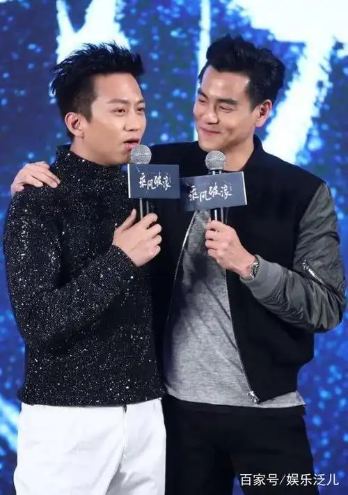 彭于晏和邓超一起看球,同框像极了父子照