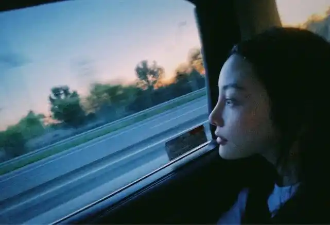 李小璐晒近照表达秋意,却惨遭网友质疑整容:鼻梁太假像阿凡达!