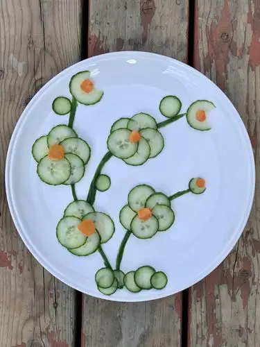 黄瓜06是桌上常见菜式,而且做为摆盘也是各种造型的,慢慢都学起来