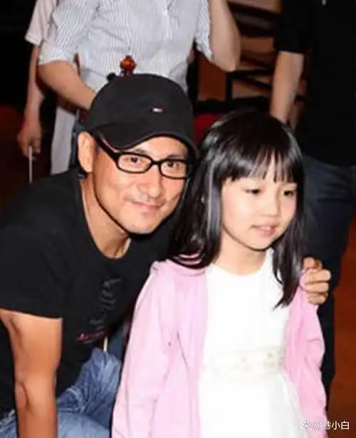 除了音乐方面的才华,张瑶萱在学业上也是一名优秀的学生.