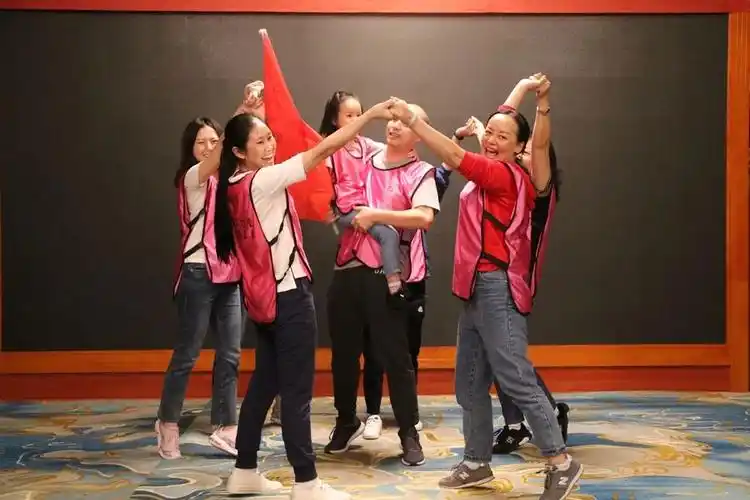 "川恒一枝花队"以变幻的队形,新颖的创意获得分组展示第一名