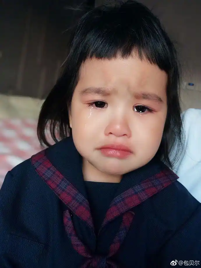 又坑娃!包贝尔晒女儿哭照,饺子成行走表情包,网友:发型真丑
