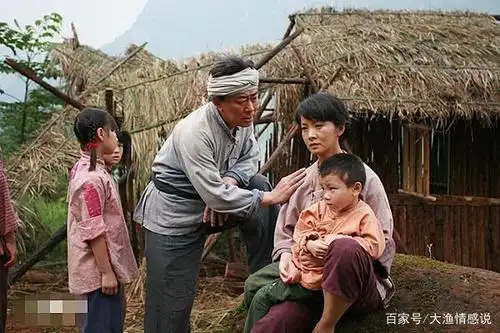 为爱情躲深山50年,3年背土烧砖瓦盖房,50年为妻凿出6000下山路