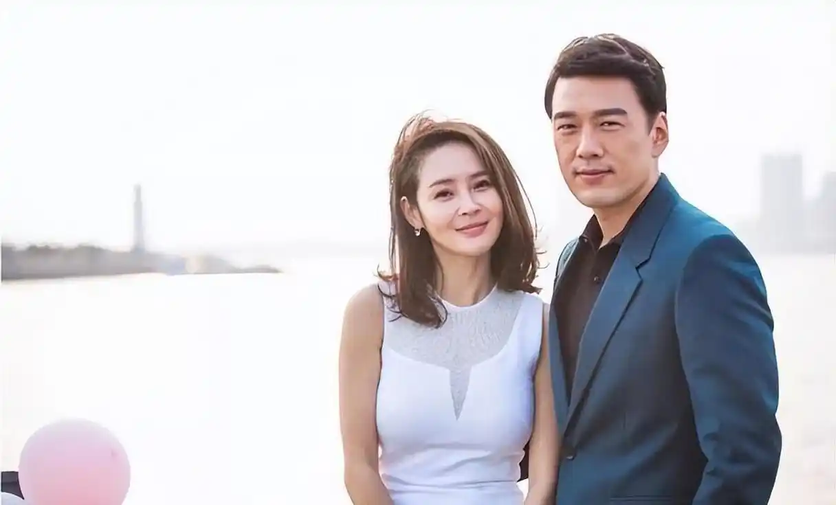 王耀庆的婚姻生活和职业态度 王耀庆是一个懂得尊重妻子和家庭的男人