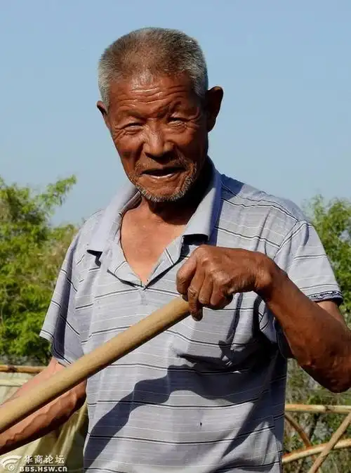 烈日下干活的农民形象