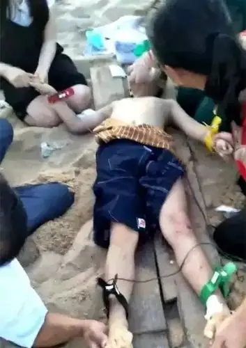 医护人员和家人正在抢救溺水小孩莆田市公安局秀屿分局第一时间发布