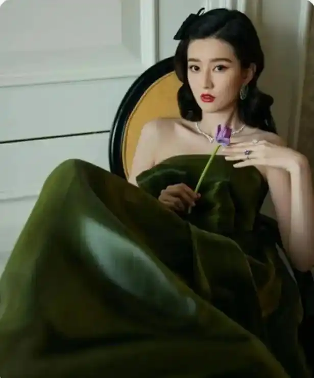 我的抖音生活日记乔欣穿抹胸礼服写真集,雪肤玉貌大长腿太性感 - 抖